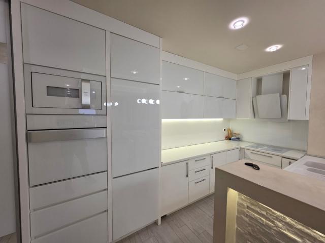 Luksuzno opremljen dvosoban stan 80m² u Budvi, Rozino