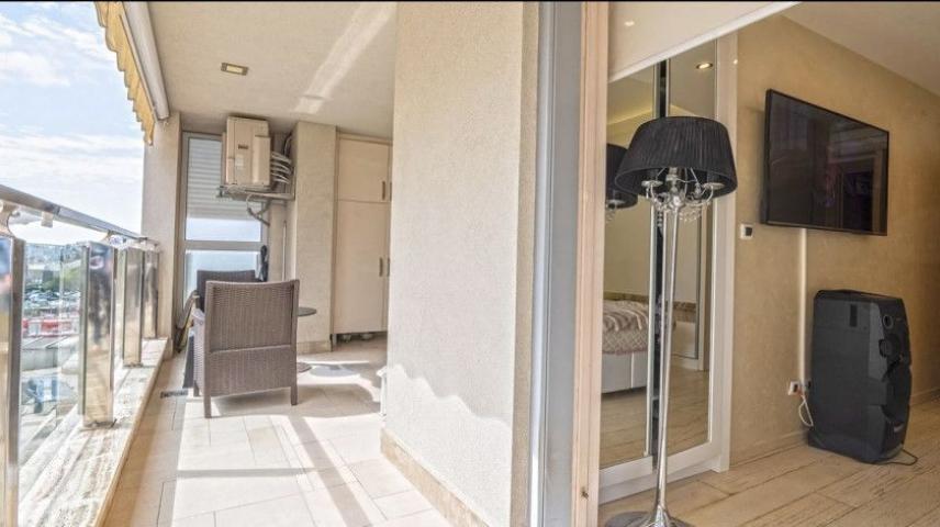 Luksuzno opremljen dvosoban stan 80m² u Budvi, Rozino