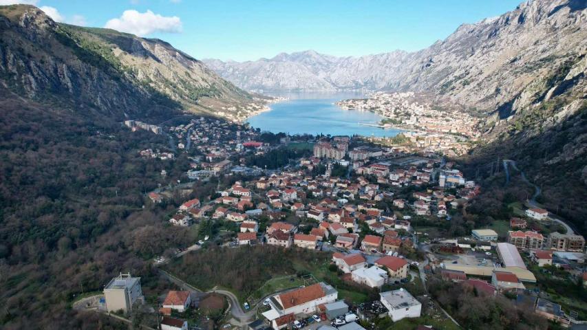 Urbanizovan plac 12.000 m² sa panoramskim pogledom na more, Škaljari, Kotor