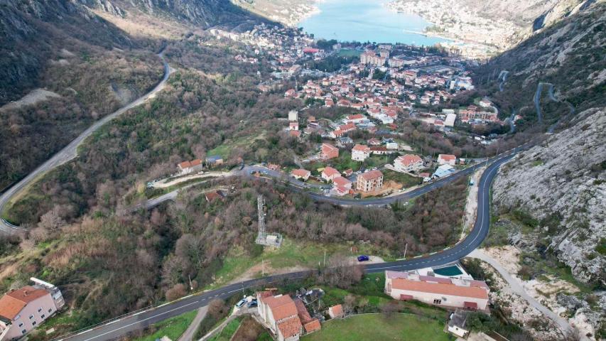 Urbanizovan plac 12.000 m² sa panoramskim pogledom na more, Škaljari, Kotor