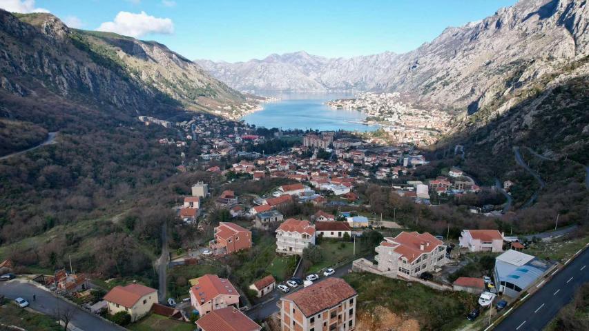 Urbanizovan plac 12.000 m² sa panoramskim pogledom na more, Škaljari, Kotor