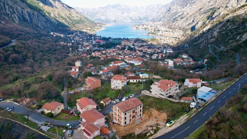 Urbanizovan plac 12.000 m² sa panoramskim pogledom na more, Škaljari, Kotor