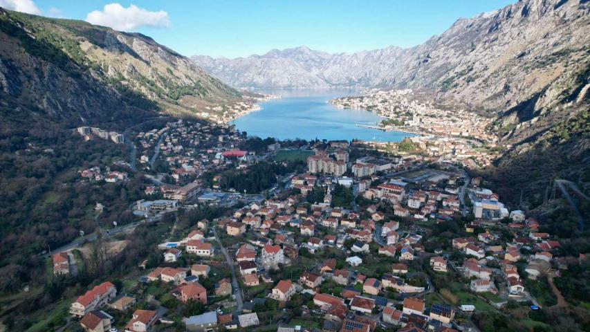 Urbanizovan plac 12.000 m² sa panoramskim pogledom na more, Škaljari, Kotor