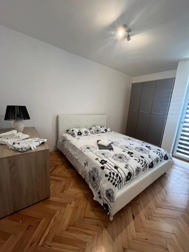 Prostran dvosoban stan 125m2 sa dvorištem i tri velike terase – Babin Do, Budva (izdavanje na duzi p