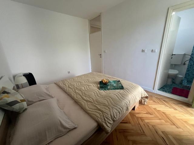 Prostran dvosoban stan 125m2 sa dvorištem i tri velike terase – Babin Do, Budva (izdavanje na duzi p
