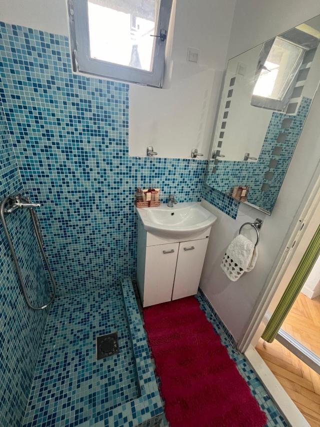 Prostran dvosoban stan 125m2 sa dvorištem i tri velike terase – Babin Do, Budva (izdavanje na duzi p