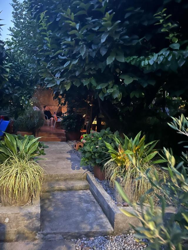 Prostran dvosoban stan 125m2 sa dvorištem i tri velike terase – Babin Do, Budva (izdavanje na duzi p