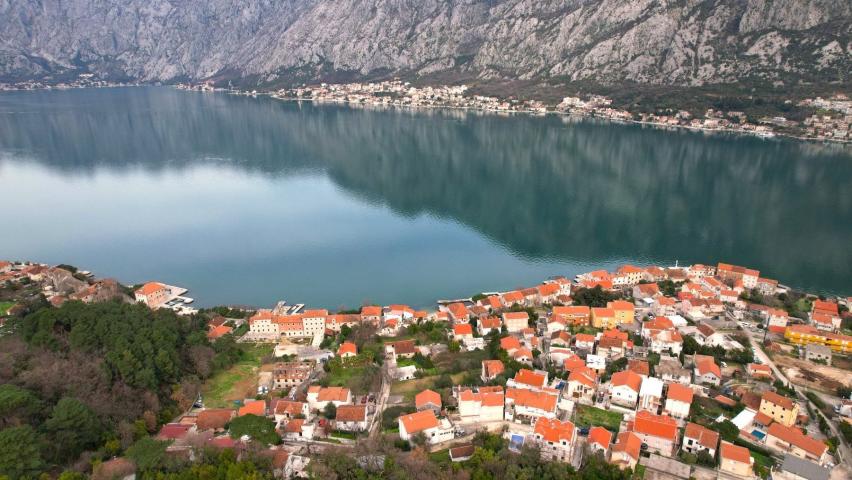 Urbanizovan plac 585 m², 50 m od mora sa pogledom na more – Prčanj, Kotor