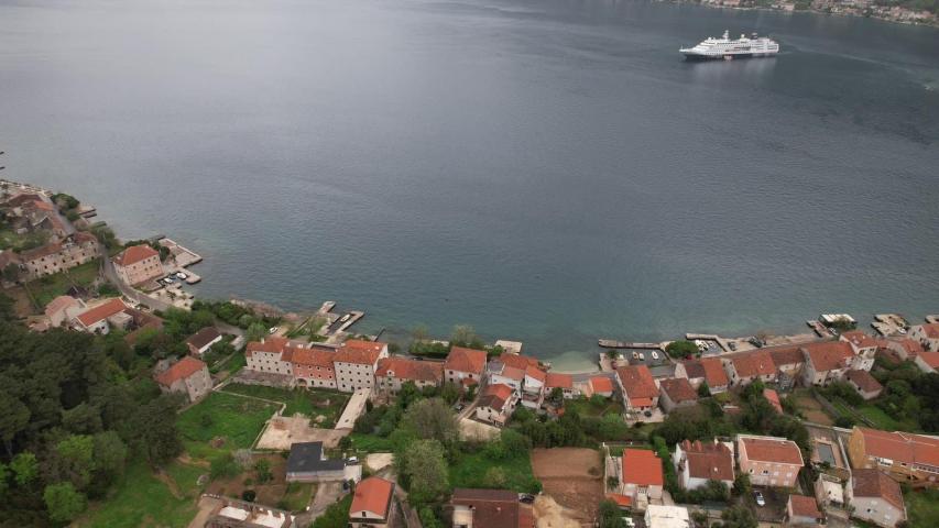 Urbanizovan plac 585 m², 50 m od mora sa pogledom na more – Prčanj, Kotor