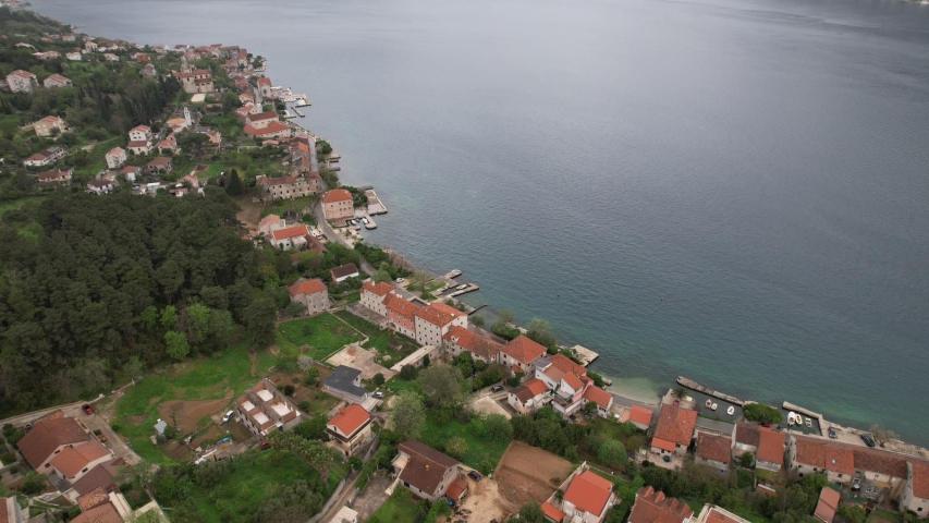 Urbanizovan plac 585 m², 50 m od mora sa pogledom na more – Prčanj, Kotor
