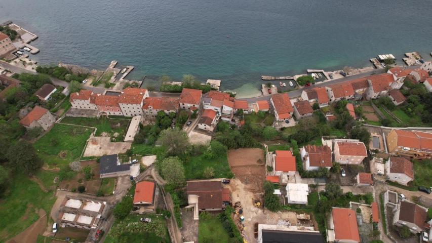 Urbanizovan plac 585 m², 50 m od mora sa pogledom na more – Prčanj, Kotor
