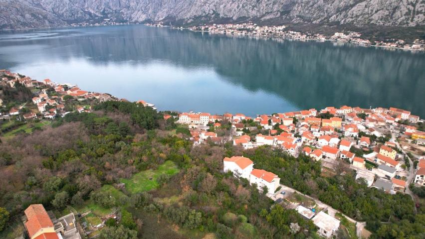 Urbanizovan plac 585 m², 50 m od mora sa pogledom na more – Prčanj, Kotor