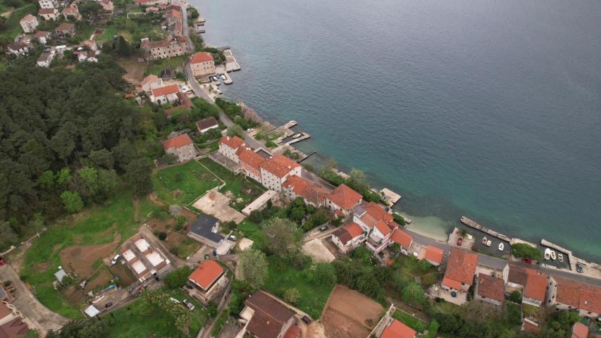 Urbanizovan plac 585 m², 50 m od mora sa pogledom na more – Prčanj, Kotor