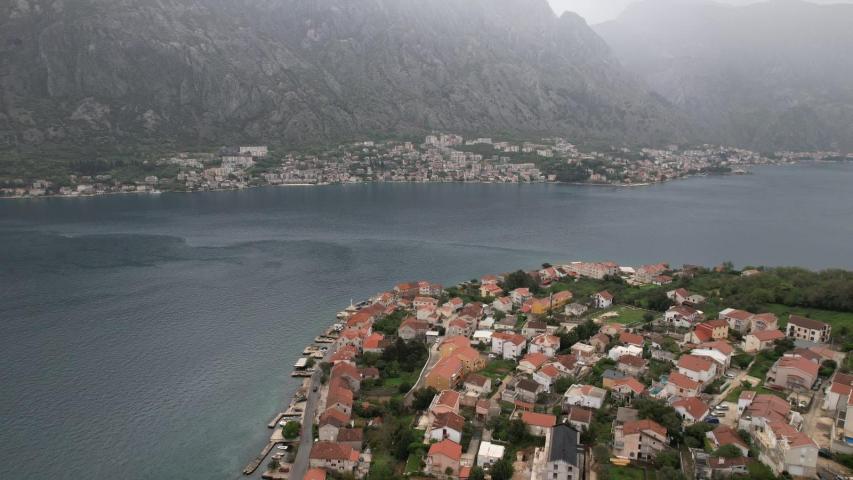 Urbanizovan plac 585 m², 50 m od mora sa pogledom na more – Prčanj, Kotor