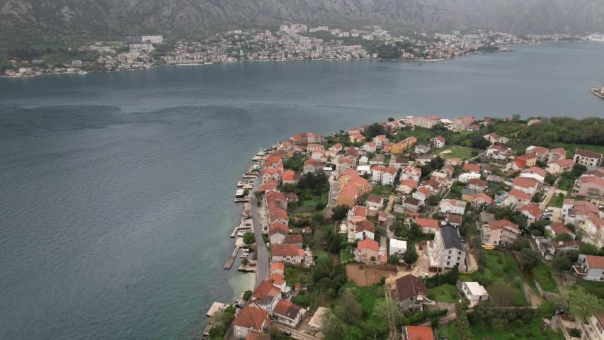 Urbanizovan plac 585 m², 50 m od mora sa pogledom na more – Prčanj, Kotor