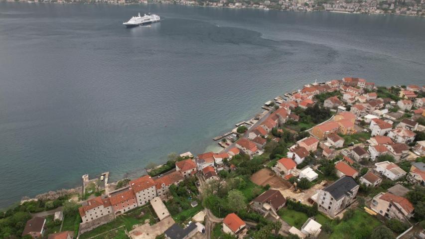 Urbanizovan plac 585 m², 50 m od mora sa pogledom na more – Prčanj, Kotor