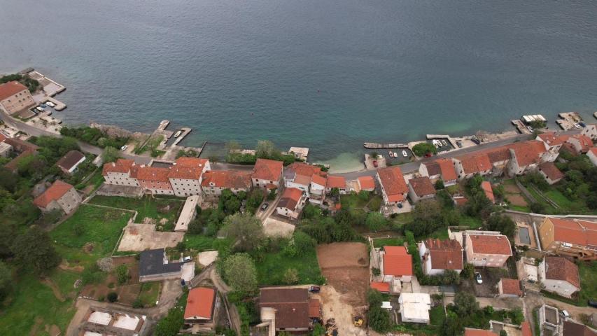Urbanizovan plac 585 m², 50 m od mora sa pogledom na more – Prčanj, Kotor