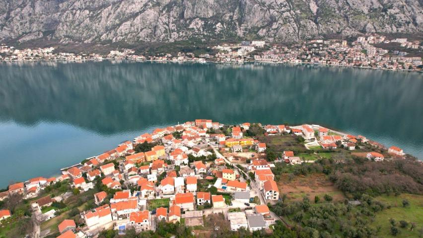 Urbanizovan plac 585 m², 50 m od mora sa pogledom na more – Prčanj, Kotor