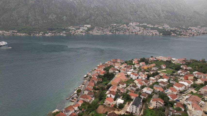 Urbanizovan plac 585 m², 50 m od mora sa pogledom na more – Prčanj, Kotor