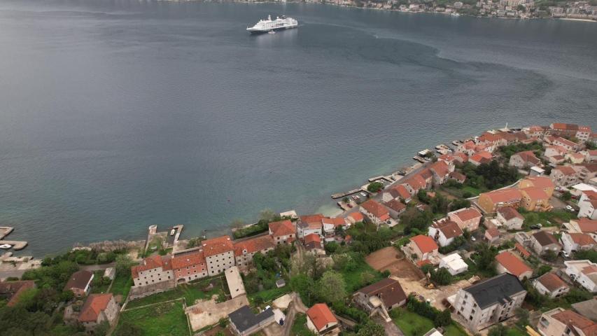 Urbanizovan plac 585 m², 50 m od mora sa pogledom na more – Prčanj, Kotor