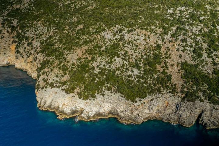 Jedinstven plac površine 2500m2 na samoj obali mora, Zagora, opština Kotor.  (Mogućnost plaćanja kri