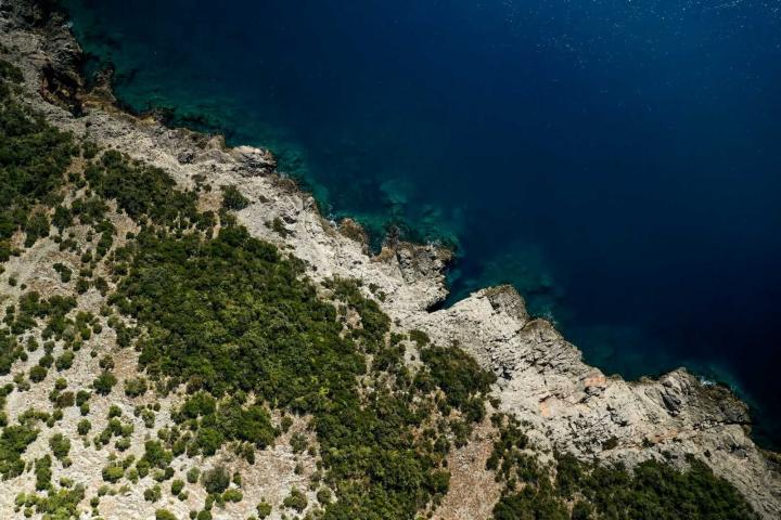 Jedinstven plac površine 2500m2 na samoj obali mora, Zagora, opština Kotor.  (Mogućnost plaćanja kri