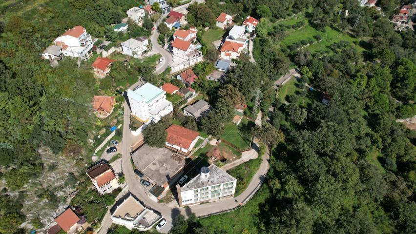 Urbanizovano zemljiste 750m² sa Panoramskim Pogledom na More i Grad u Budvi, Maine