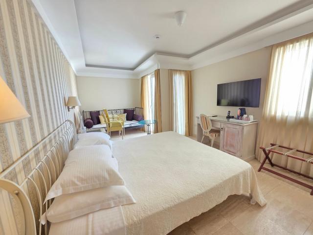 Luksuzni hotel sa spa centrom, restoranom i brojnim sadržajem na prodaju-Sveti Stefan, Crna Gora