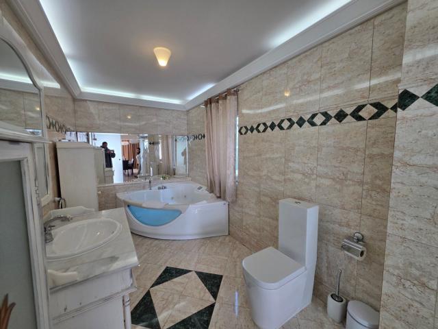 Luksuzni hotel sa spa centrom, restoranom i brojnim sadržajem na prodaju-Sveti Stefan, Crna Gora