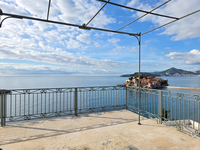 Luksuzni hotel sa spa centrom, restoranom i brojnim sadržajem na prodaju-Sveti Stefan, Crna Gora