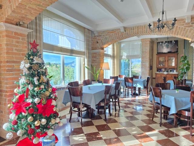 Luksuzni hotel sa spa centrom, restoranom i brojnim sadržajem na prodaju-Sveti Stefan, Crna Gora