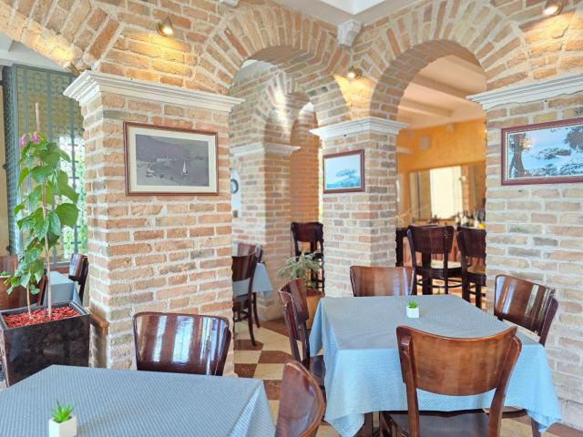 Luksuzni hotel sa spa centrom, restoranom i brojnim sadržajem na prodaju-Sveti Stefan, Crna Gora