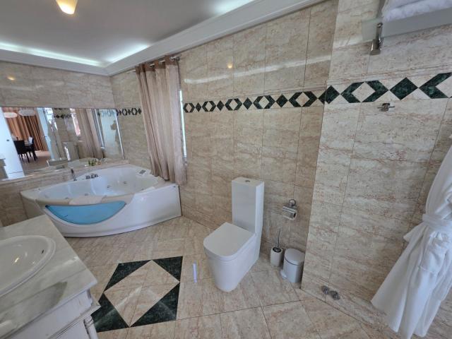 Luksuzni hotel sa spa centrom, restoranom i brojnim sadržajem na prodaju-Sveti Stefan, Crna Gora