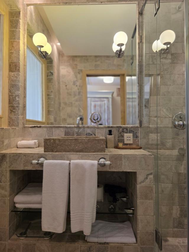 Luksuzni hotel sa spa centrom, restoranom i brojnim sadržajem na prodaju-Sveti Stefan, Crna Gora