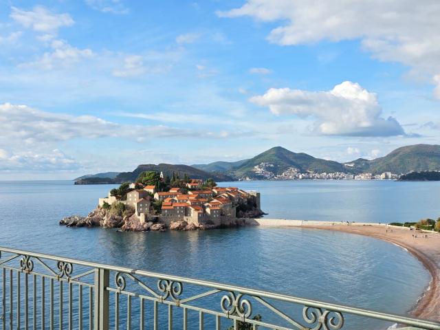 Luksuzni hotel sa spa centrom, restoranom i brojnim sadržajem na prodaju-Sveti Stefan, Crna Gora