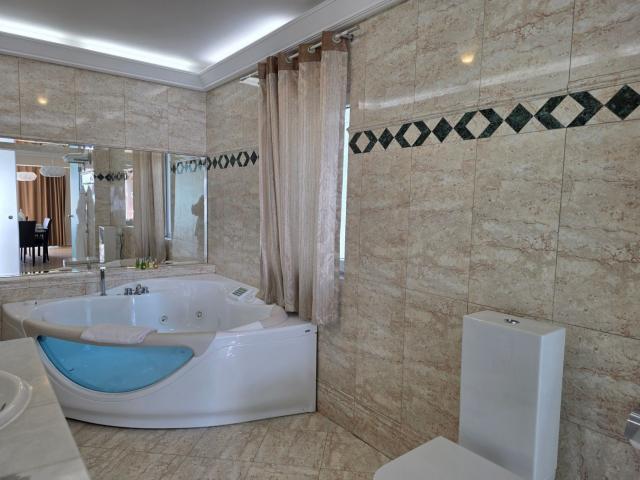 Luksuzni hotel sa spa centrom, restoranom i brojnim sadržajem na prodaju-Sveti Stefan, Crna Gora
