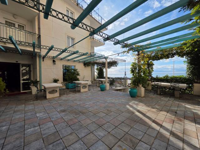 Luksuzni hotel sa spa centrom, restoranom i brojnim sadržajem na prodaju-Sveti Stefan, Crna Gora