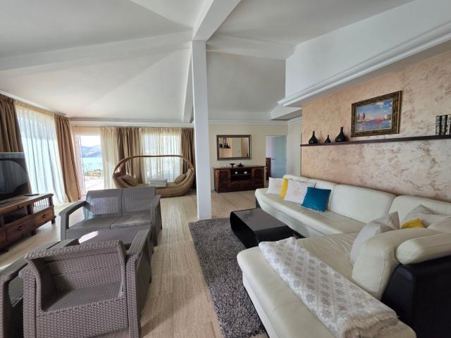 Luksuzni hotel sa spa centrom, restoranom i brojnim sadržajem na prodaju-Sveti Stefan, Crna Gora