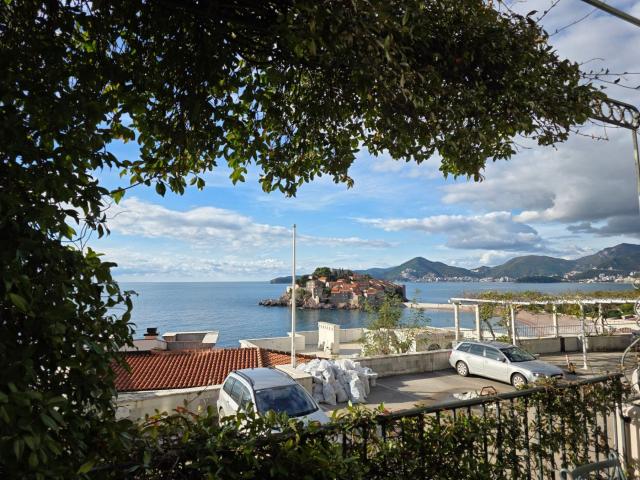 Luksuzni hotel sa spa centrom, restoranom i brojnim sadržajem na prodaju-Sveti Stefan, Crna Gora