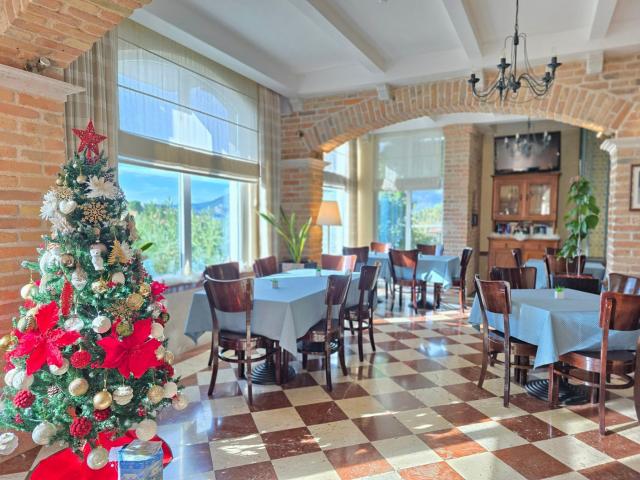 Luksuzni hotel sa spa centrom, restoranom i brojnim sadržajem na prodaju-Sveti Stefan, Crna Gora