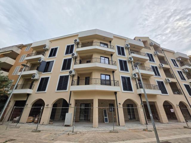 Dvosoban stan 53.10m² sa pogledom na more u novom stambeno poslovnoj zgradi-Budva, Adok