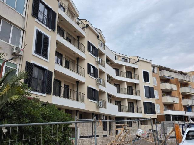 Dvosoban stan 53.10m² sa pogledom na more u novom stambeno poslovnoj zgradi-Budva, Adok