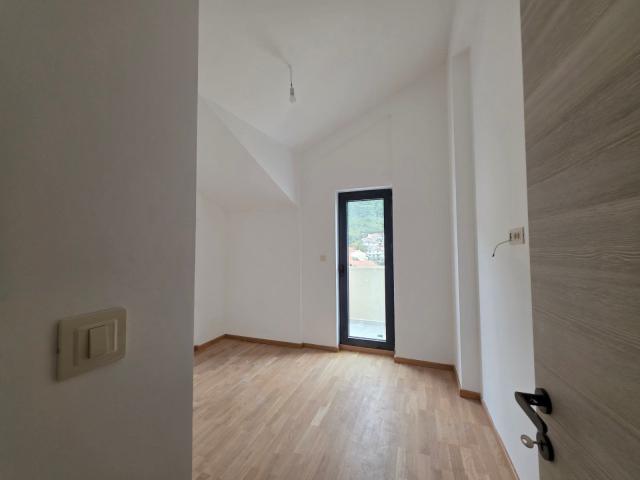 Dvosoban stan 53.10m² sa pogledom na more u novom stambeno poslovnoj zgradi-Budva, Adok