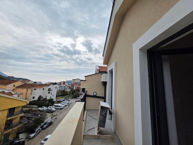 Dvosoban stan 53.10m² sa pogledom na more u novom stambeno poslovnoj zgradi-Budva, Adok
