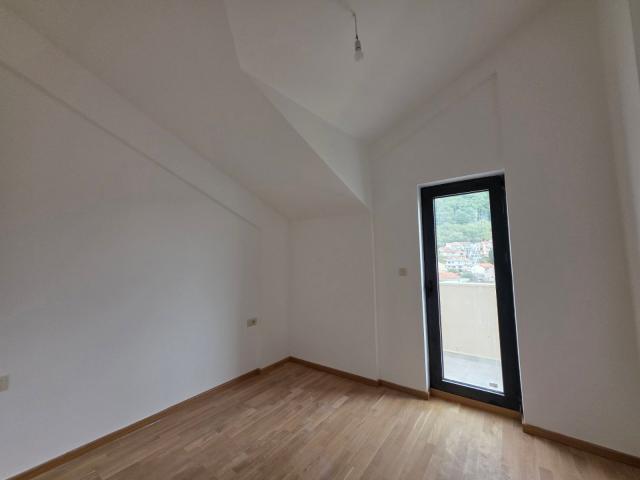 Dvosoban stan 53.10m² sa pogledom na more u novom stambeno poslovnoj zgradi-Budva, Adok