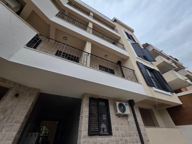 Dvosoban stan 53.10m² sa pogledom na more u novom stambeno poslovnoj zgradi-Budva, Adok