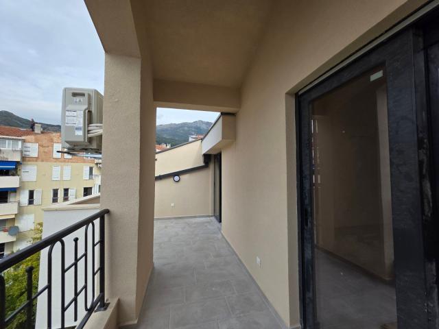 Dvosoban stan 70.86 m² sa dodatnom galerijom u novom stambeno poslovnoj zgradi-Budva, Adok