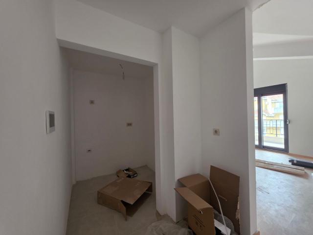 Dvosoban stan 70.86 m² sa dodatnom galerijom u novom stambeno poslovnoj zgradi-Budva, Adok
