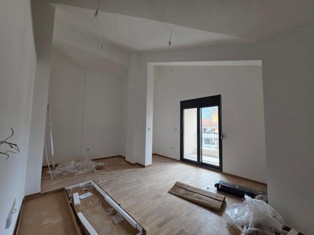 Dvosoban stan 70.86 m² sa dodatnom galerijom u novom stambeno poslovnoj zgradi-Budva, Adok