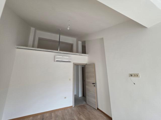 Dvosoban stan 70.86 m² sa dodatnom galerijom u novom stambeno poslovnoj zgradi-Budva, Adok